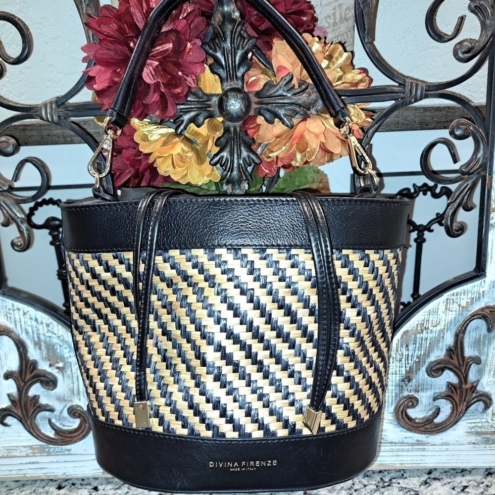 🖤Divina Firenze made in Italy.  This purse is made with Italian leather